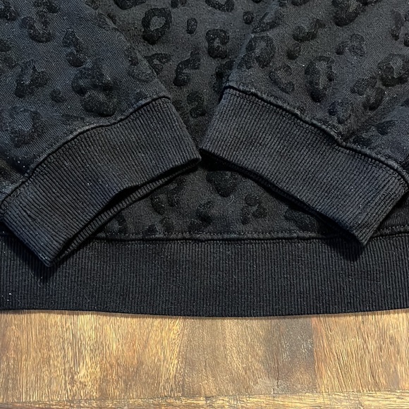 PELOTON Extra Large cheetah/ leopard print crew neck - Picture 4 of 6